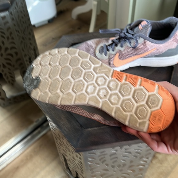 NIKE, sneakers size 9, preloved but lots of life left - Picture 6 of 8